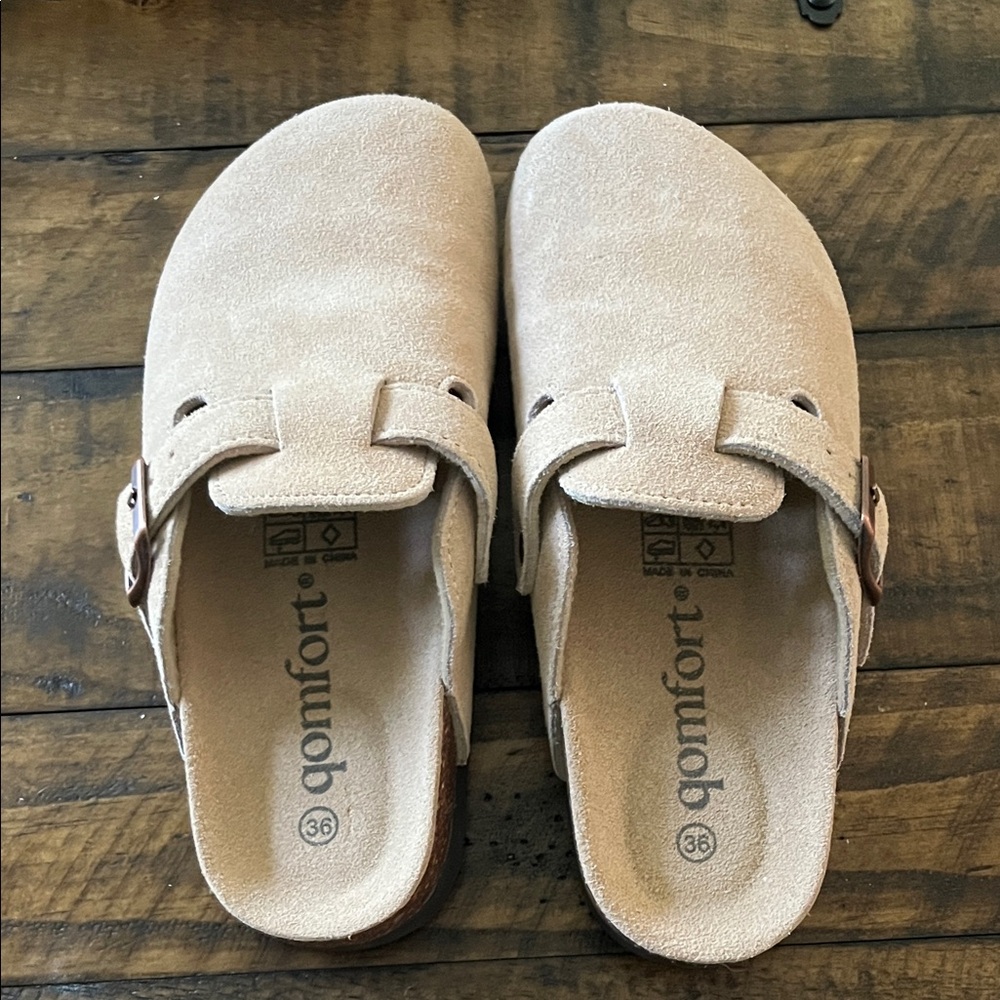 Qomfort Beige Suede Slip-On Clogs